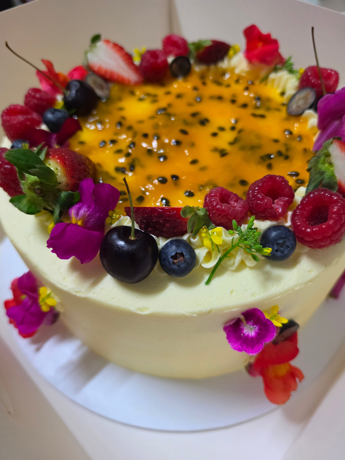 Pavlova style cake (GF + Vegan)